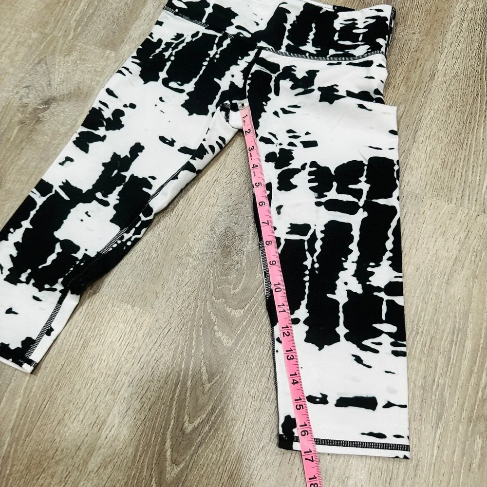 Alo Yoga Womens XS Black White Abstract Tie Dye‎ Cropped Active Capri Leggings